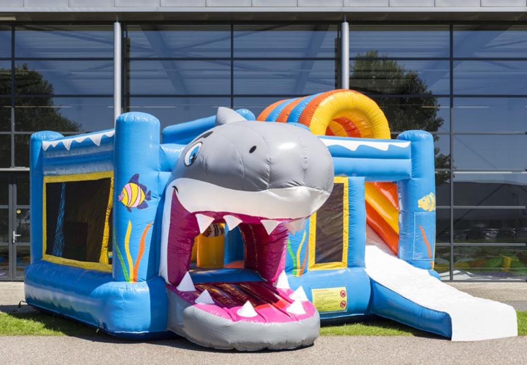 Haai multiplay springkasteel — foto 1